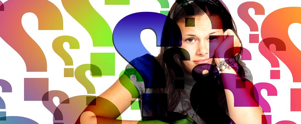 Znaczek z pytajnikiem na tle współczesnych ikon technologii